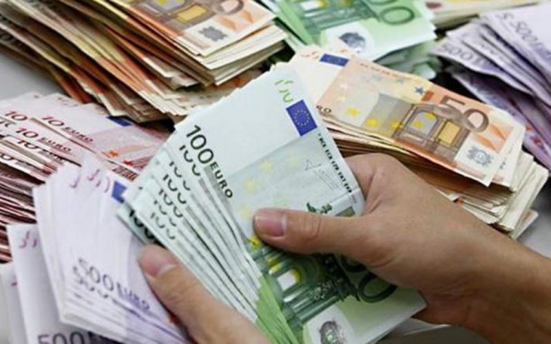Cursul Euro, tot mai aproape de 5 lei