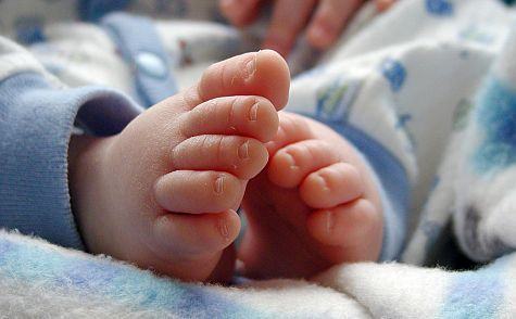 Bebeluş bolnav, părinţii şi medicii se acuză reciproc