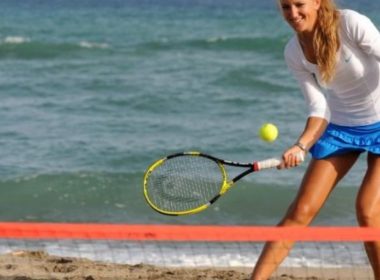 Reprezentantele Germaniei la tenis pe plaja au facut scandal ca nu sunt lasate sa evolueze in bikini la concursul din Qatar. Deznodamantul il aflati la Focus Sport, la 19 fara trei minute.