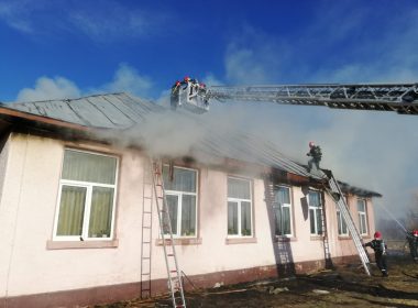 Incendiu la şcoală, 30 de elevi evacuaţi