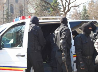Cum au torturat cei 9 poliţişti din Bucureşti două persoane care le-au reproşat că nu poartă mască. Detalii şocante din dosar