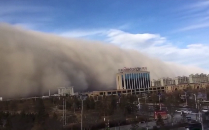 Furtunile de nisip au făcut ravagii în nordul Chinei. Mai multe persoane au murit, 80 sunt date dispărute, Beijingul a fost sufocat