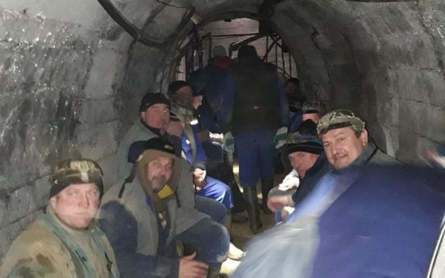 Angajaţii singurei mine de uraniu din România şi-au primit salariile, dar rămân blocaţi în subteran. Ce revendică