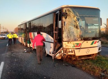 Un autobuz cu 25 de pasageri a fost implicat într-un accident pe DN 72
