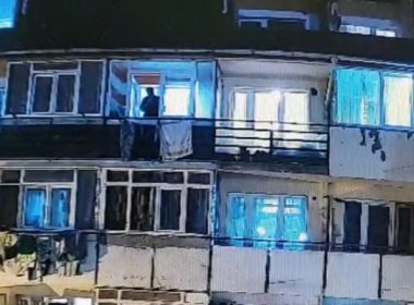 O familie din Piteşti va fi evacuată deoarece a aruncat gunoi de la geam