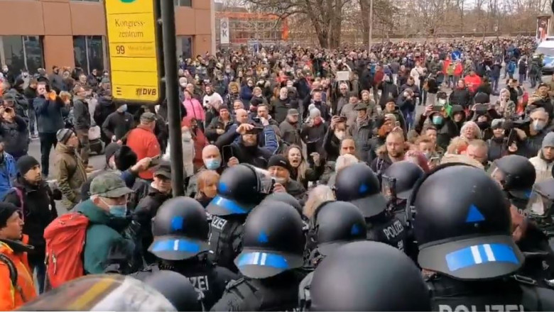 Proteste în mai multe oraşe din Germania, faţă de restricţiile anti-Covid. Poliţia a intervenit cu tunuri de apă