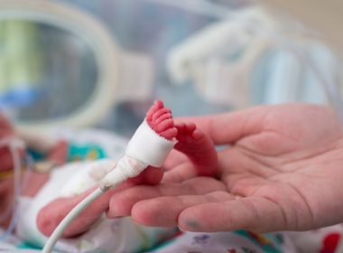 Bebeluş neglijat de părinţi, în stare foarte gravă la spital