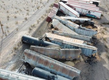 Un tren de marfă cu 44 de vagoane cu substanţe chimice inflamabile a deraiat în deşertul Mojave