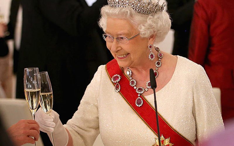 Regina Elisabeta, prima apariţie publică după interviul lui Harry şi Meghan. Suverana şi-a făcut interlocutorii să râdă