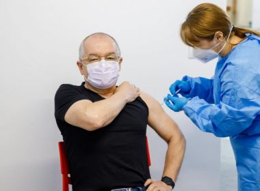 Emil Boc a fost vaccinat cu o doză AstraZeneca din lotul ABV2856. Cum s-a simţit primarul din Cluj şi ce are de gând cu rapelul