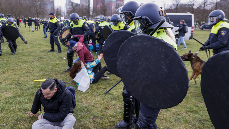 Protest violent la Haga. Mii de oameni au ieşit în stradă nemulţumiţi de restricţii, cu o zi înainte de alegerile legislative