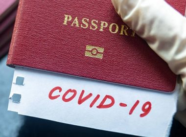 Şapte ţări au început deja să elibereze „paşapoarte Covid”, cu o lună înainte de termen