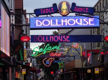 Cluburile de striptease din New York au dat în judecată autorităţile