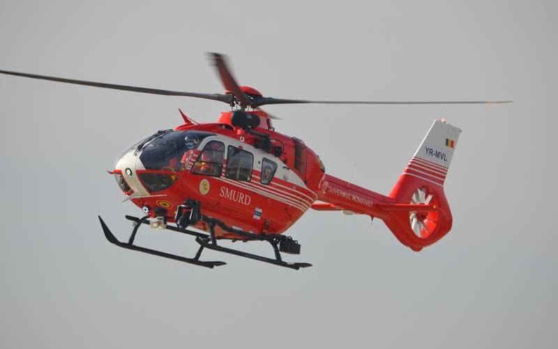 Copil de 8 ani, dus la spital cu elicopterul SMURD după ce i-a explodat o petardă în mână