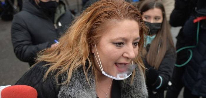 Diana Şoşoacă a chemat poliţia şi a reclamat că a fost agresată de membri unei echipe străine de televiziune