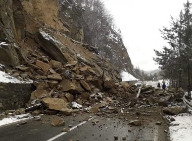 Buzău: Circulaţia pe DN 10, blocată după ce o stâncă de mari dimensiuni s-a prăbuşit pe şosea, a fost reluată după cinci zile