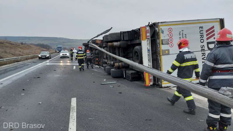 Accident la Sibiu. Un tir rasturnat a dlistrus 300 de metri de parapet.