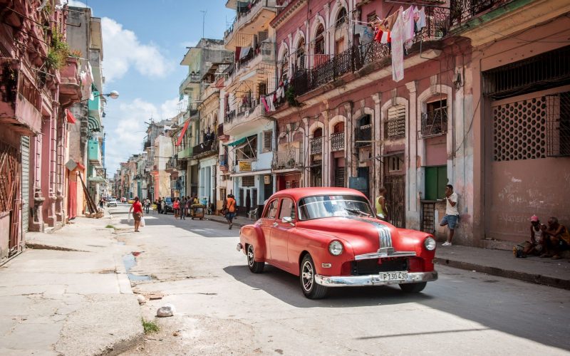Cuba redeschide barurile şi restaurantele, închise din ianuarie