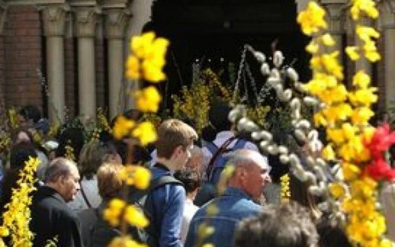 Creştinii ortodocşi şi greco-catolici sărbătoresc duminică Floriile; pelerinaj - sâmbătă, în Capitală