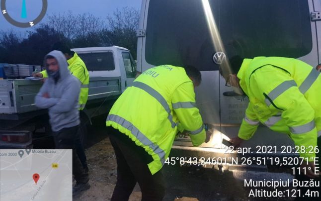 Garda de Mediu Buzău a confiscat o dubă încărcată cu deşeuri. Şoferul a primit şi o amendă uriaşă