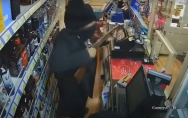 Un tâlhar care a vrut să jefuiască un magazin, bătut cu propria puşcă de vânzătoare