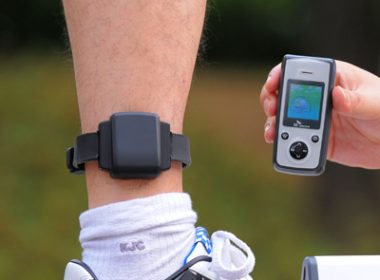 În curând, agresorii vor purta brăţări electronice care le vor monitoriza mişcările prin GPS