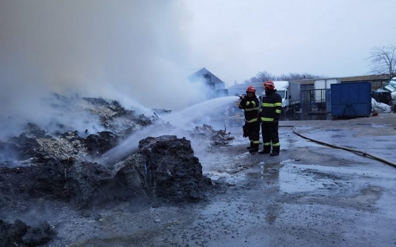 Buzău - Incendiul izbucnit marţi seară, la o societate de reciclare încă nu a fost stins