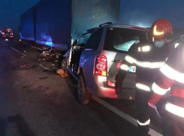 Patru persoane au murit după ce un autoturism a intrat sub un TIR