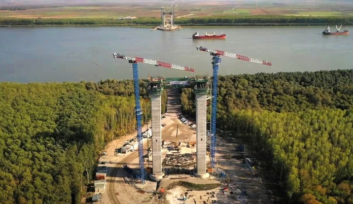 Premieră la cel mai scump pod din România. Japonezii au fixat prima piesă pe piloni, pentru cabluri