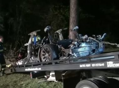 Doi bărbaţi au murit în accidentul unei maşini Tesla; poliţia suspectează că vehiculul era pe pilot automat