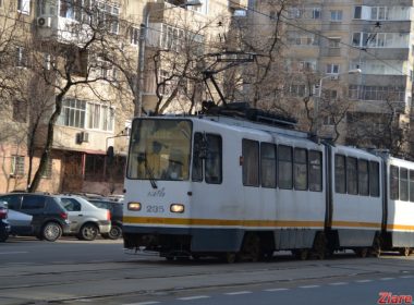 Situaţie inedită în traficul din Bucureşti: 14 oameni au împins o maşină de pe linia de tramvai
