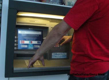 Românii montau pe ATM-uri aparate de skimming