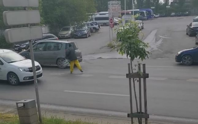 „Ninja“ de Slatina, pericol în trafic. Imaginile cu bărbatul înarmat cu o bâtă au ajuns pe internet
