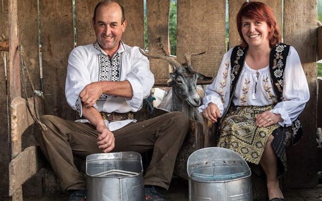 Un cuplu din Vrancea a dat lovitura cu ferma lor de capre. Au lăsat viaţa din Italia şi s-au apucat de zootehnie