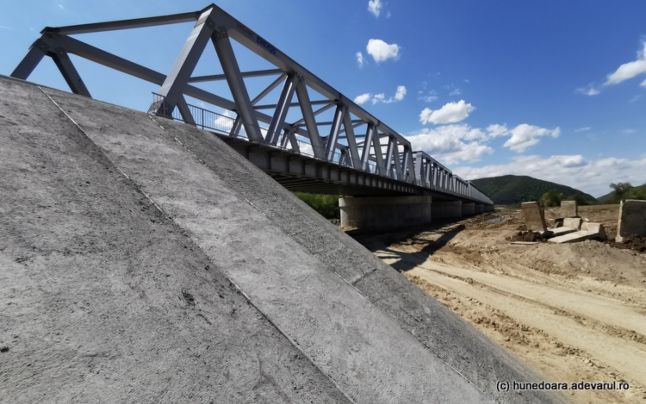 Pod spectaculos peste Mureş, de pe noua cale ferată din vestul României VIDEO