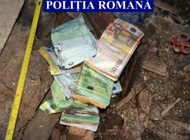 Percheziţie acasă la bărbatul care a dat mită 12.000 de euro unor poliţişti pe A1. Ce au găsit poliţiştii