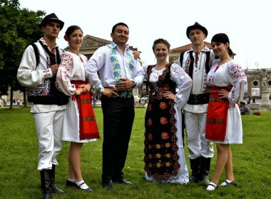 9 Mai - ziua internaţională a portului tradiţional din România