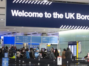 The Guardian: Cetăţenii UE, trataţi ca într-un "stat inamic" la graniţele Marii Britanii