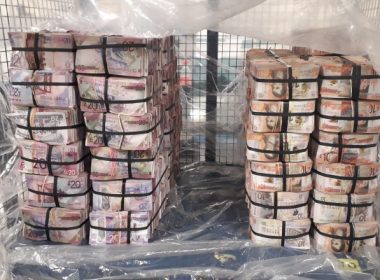 5 milioane de lire sterline confiscate, după ce poliţiştii au văzut un bărbat clătinându-se sub greutatea genţilor cu bani