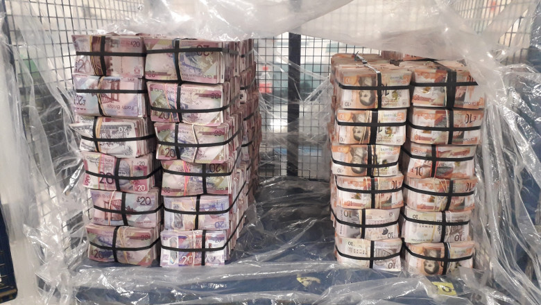 5 milioane de lire sterline confiscate, după ce poliţiştii au văzut un bărbat clătinându-se sub greutatea genţilor cu bani