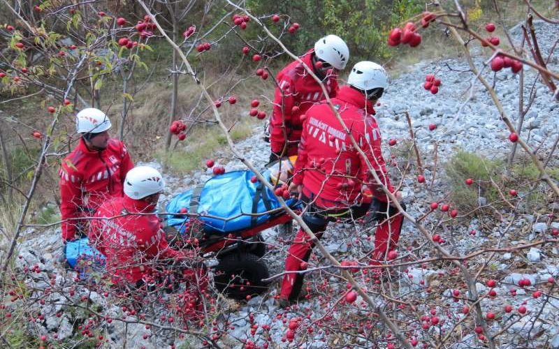 Bărbat căzut în vecinătatea Lacului Albastru, salvat de echipajul salvamont