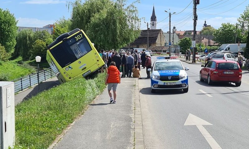 Autobuz la un pas sa se răstoarne in Cibin pe Malului – Şoferului i s-a făcut rău