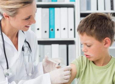 Vaccinarea gratuită anti-HPV va fi extinsă şi la băieţi, şi la fetele de peste 14 ani