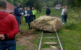 Au blocat Mocăniţa un un bolovan de 2 tone