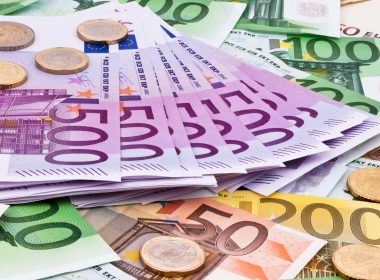 Un român a încercat să trimită în Italia sute de bancnote false, de 50 şi 100 de euro, ascunse într-o pernă