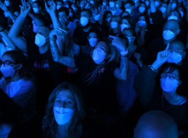 Sute de tineri euforici au participat la un festival de muzică electronică în Spania, într-un nou experiment Covid