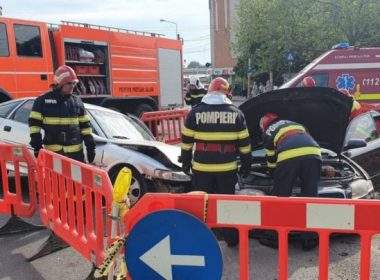 Două maşini proiectate într-o groapă, în urma unui accident în municipiul Constanţa