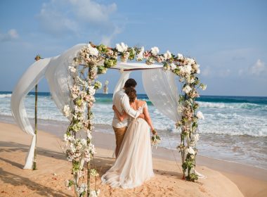 Nuntă în pandemie la malul mării, în Grecia. Cât vă costă să vă căsătoriţi pe plajă