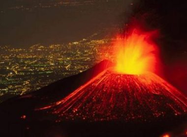 Nouă erupţie a vulcanului Etna din Sicilia cu expulzări controlate de cenuşă şi lavă