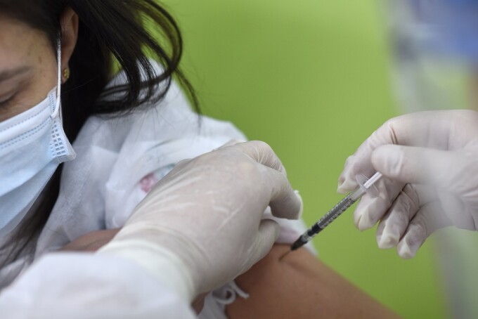 Marea Britanie îşi vaccinează adolescenţii